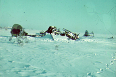 Zerstörte Flugzeugwracks im Schnee auf russischem Territorium