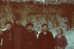 Zivilpersonen in verschneiter Waldlandschaft, Russland