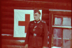 Soldat in Uniform vor Sanitätszelt mit Rotkreuz-Kennzeichnung