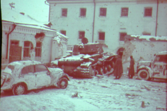 Zerstörte Fahrzeuge und Gebäude in russischer Stadt während Winterkampagne