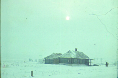 Verschneites Gehöft in der russischen Steppe während des Winters