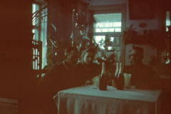 Innenraum mit Tisch und Personen, Russland