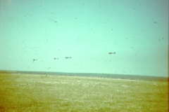 Flugzeugformation über russischer Steppenlandschaft