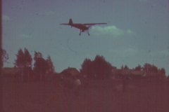 Militärflugzeug im Landeanflug über Waldgebiet in Russland