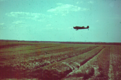 Deutsches Militärflugzeug über russischen Ackerland
