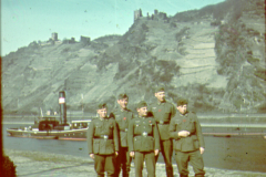 Deutsche Soldaten an der Wolga mit Flussschiff und Ruinen, Russland
