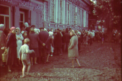 Zivilbevölkerung vor klassizistischem Gebäude in Russland