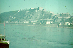 Festung auf Höhe über Flusslandschaft, Russland