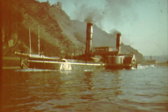Flussschiff auf russischem Gewässer mit Berglandschaft
