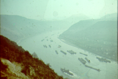 Flusstal mit Flussschiffe und Berglandschaft in Russland