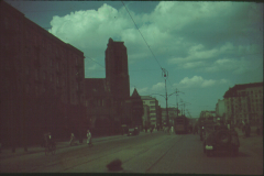 Straßenszene in einer sowjetischen Stadt mit Hochhäusern und Stromleitungen