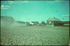 Russische Dorflandschaft mit Bauernhöfen und Ackerland