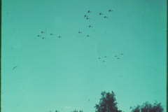 Flugzeugformation über Waldlandschaft, Russland