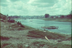 Flusslandschaft in Russland mit Holzbooten und Ufersiedlung