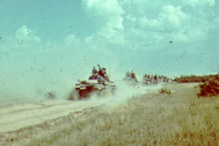 Panzerkolonne in russischer Steppenlandschaft