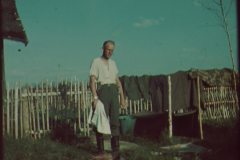 Mann bei Gartenarbeit in Russland