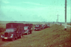 Lastkraftwagenkolonne auf Feldweg in Russland
