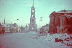 Russische Stadtansicht mit Kirchturm und Kriegsschäden