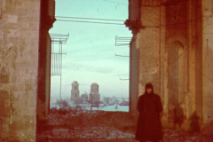 Ruine mit Kirchensilhouette im Hintergrund, Russland