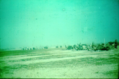 Russische Steppenlandschaft mit Straße und Ortschaft