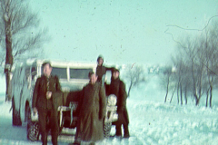 Soldaten mit Fahrzeug in Winterlandschaft, Russland
