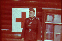 Soldat in Uniform vor Sanitätszelt mit Rotkreuz-Kennzeichnung