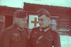 Zwei deutsche Soldaten vor Sanitätszelt in Russland