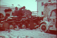 Panzer und Lastkraftwagen in russischer Ortschaft