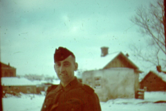 Soldat in Winteruniform vor schneebedeckten Gebäuden in Russland