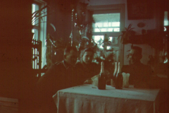 Innenraum mit Tisch und Personen, Russland