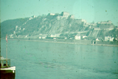 Festung auf Höhe über Flusslandschaft, Russland