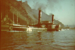 Flussschiff auf russischem Gewässer mit Berglandschaft