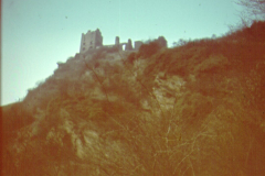 Ruine einer Burg auf bewaldeter Anhöhe in Russland