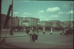 Sowjetischer Platz mit Monumenten und Menschenmenge während Kriegszeit