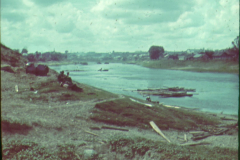 Flusslandschaft in Russland mit Holzbooten und Ufersiedlung
