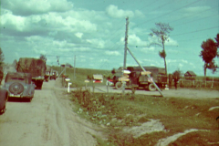 Militärkolonne mit Fahrzeugen und Versorgungseinrichtungen auf russischer Landstraße