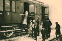 Zivilpersonen beim Einsteigen in Eisenbahnwagen, Balkan 1941-1943