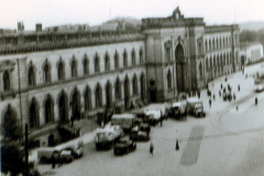 Militärische Fahrzeugkolonne auf Platz einer Balkanstadt, 1941-1943
