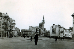Stadtplatz auf dem Balkan mit Moschee und Denkmal, 1941-1943