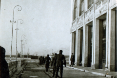 Deutsche Soldaten auf Brücke mit klassizistischem Gebäude, Balkan 1941-1943