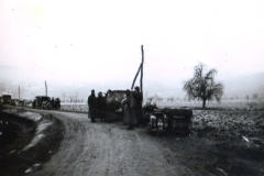 Feldküche und Soldaten auf Landstraße im Balkan, 1941-1943