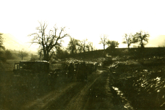 Schützengraben mit Unterständen und Drahtverhauen im Balkan, 1941-1943
