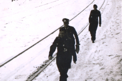 Soldaten auf verschneiter Bahnstrecke im Balkan, 1941-1943
