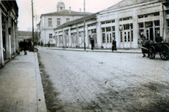 Balkanstadt mit Geschäftsgebäuden und Pferdefuhrwerk, 1941-1943