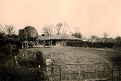 Balkanisches Bauerngehöft mit Heulager und Holztor