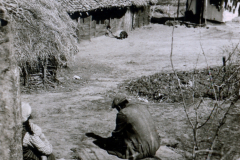 Balkan-Dorf mit Strohdachhütten und Zivilbevölkerung, 1941-1943