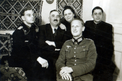 Deutsche Militärpersonen und Zivilisten in Innenraum, Balkan 1941-1943