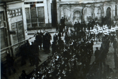 Militärparade mit Musikkapelle auf Balkanplatz, 1941-1943