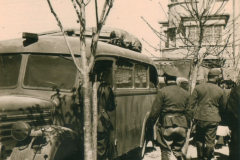 Heeresfahrzeuge und Soldaten in Balkanstadt, 1941-1943