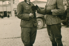Zwei Heeresoffiziere im Gespräch auf einem Platz, Balkan 1941-1943